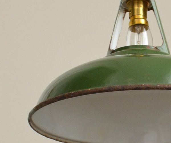 ペンダントライト　照明・ライティング　ビンテージのホウロウペンダント（コード・シャンデリア電球付き）。アンティークのホーローのためキズ、汚れが付いています。(h-149-z)