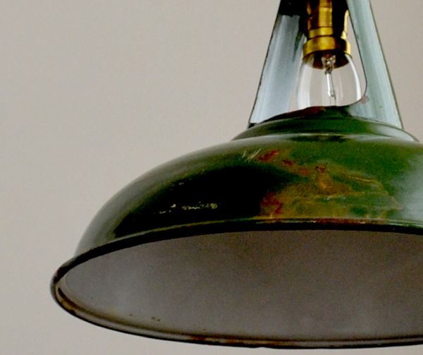 ペンダントライト　照明・ライティング　ビンテージのホウロウペンダント（コード・シャンデリア球・ギャラリーなし）。アンティークのホーローのためキズ、汚れが付いています。(h-150-z)