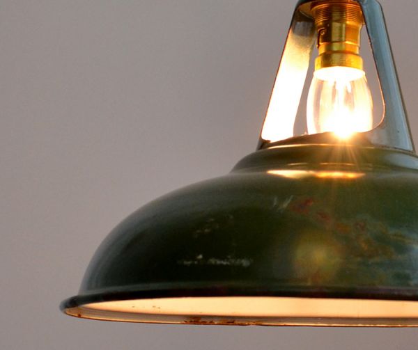 ペンダントライト　照明・ライティング　ビンテージのホウロウペンダント（コード・シャンデリア球・ギャラリーなし）。上からこぼれる灯りも楽しめるデザインです。(h-150-z)