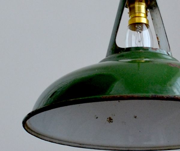 ペンダントライト　照明・ライティング　ビンテージのホウロウペンダント（コード・シャンデリア電球付き）。シェードは、アンティークのホーローのためキズ、汚れが付いています。(h-151-z)