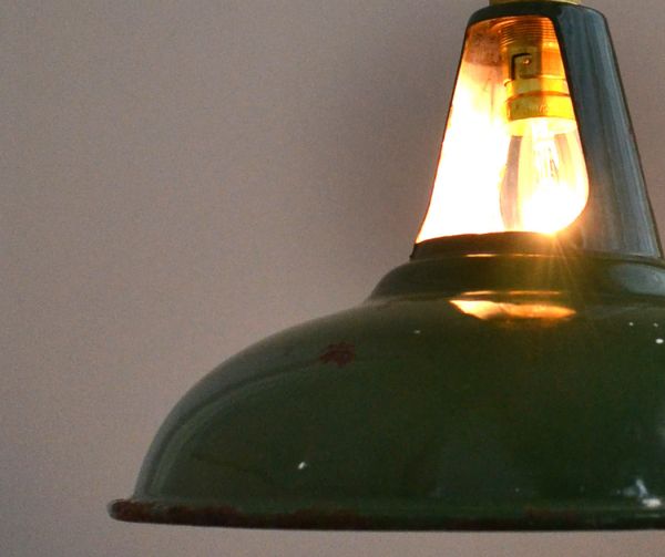 ペンダントライト　照明・ライティング　ビンテージのホウロウペンダント（コード・シャンデリア電球付き）。上からこぼれる灯りも楽しめるデザインです。(h-151-z)