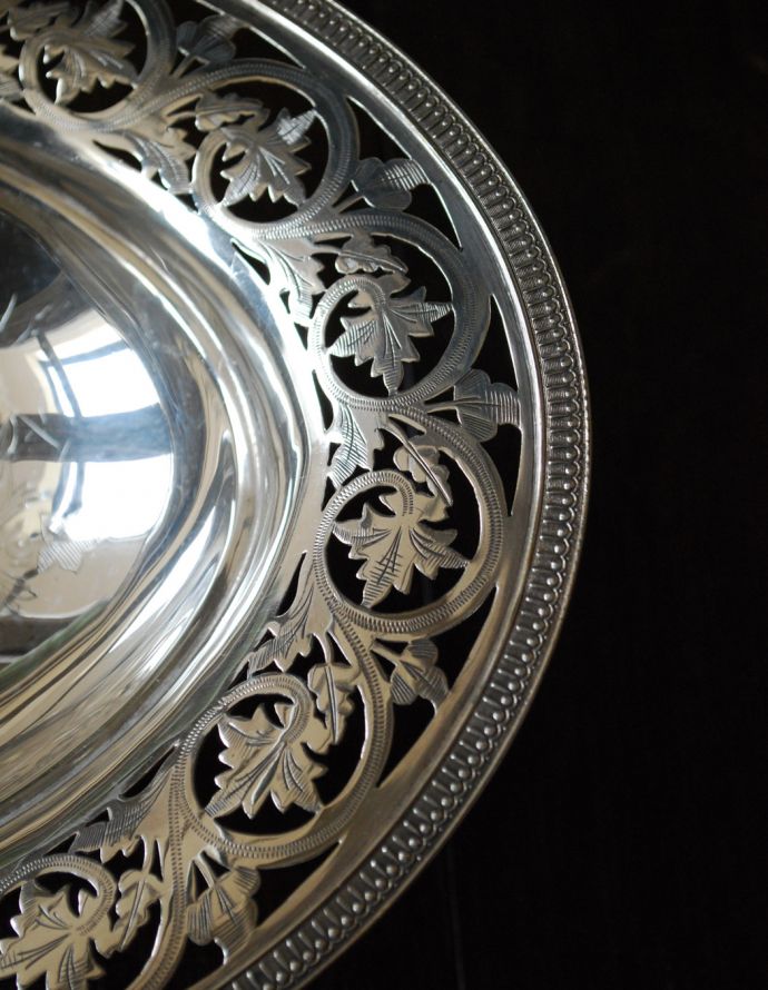 アンティーク シルバー製　アンティーク雑貨　英国で出会った銀食器、透かし彫りが美しい持ち手付きのバスケット（アンティークシルバー）。アンティークなので多少のキズ・汚れがある場合があります。(h-153-z)