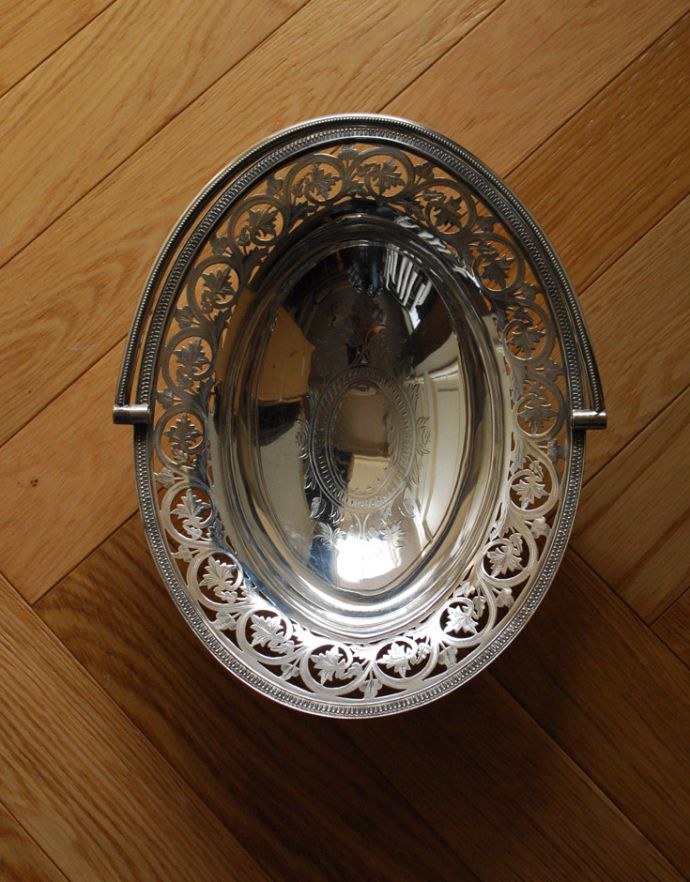アンティーク シルバー製　アンティーク雑貨　英国で出会った銀食器、透かし彫りが美しい持ち手付きのバスケット（アンティークシルバー）。テーブルコーディネートの主役になります。(h-153-z)