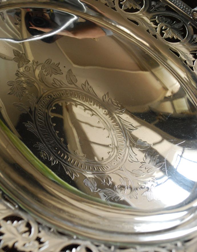 アンティーク シルバー製　アンティーク雑貨　英国で出会った銀食器、透かし彫りが美しい持ち手付きのバスケット（アンティークシルバー）。繊細な装飾がプレートにもデザインされています。(h-153-z)