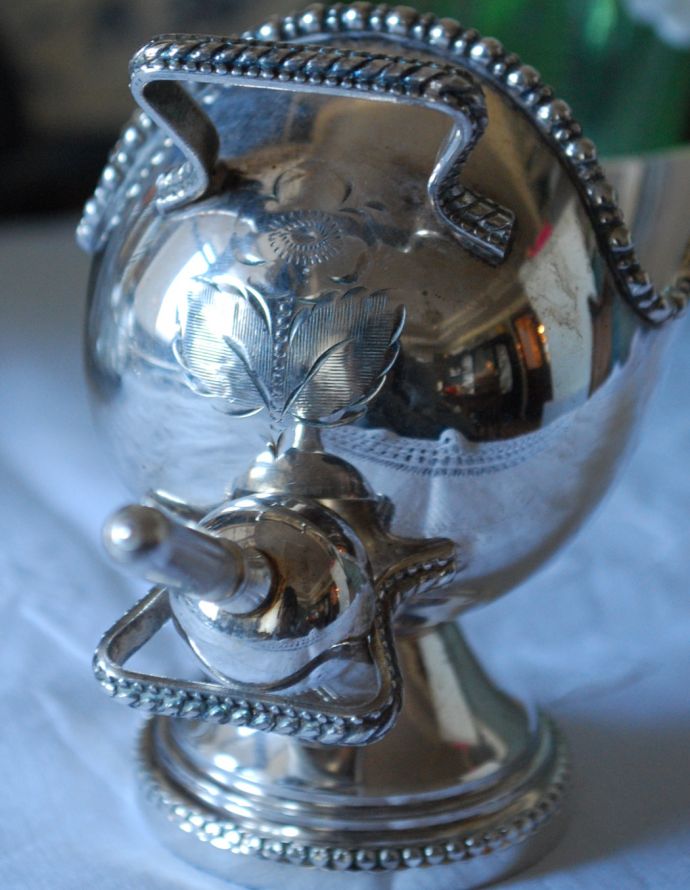 アンティーク シルバー製　アンティーク雑貨　英国の銀食器、お花の彫りが美しいアンティークシルバーのシュガースカットル＆スクープ（シュガーポットセット）。お花が手彫りでデザインされています。(h-154-z)