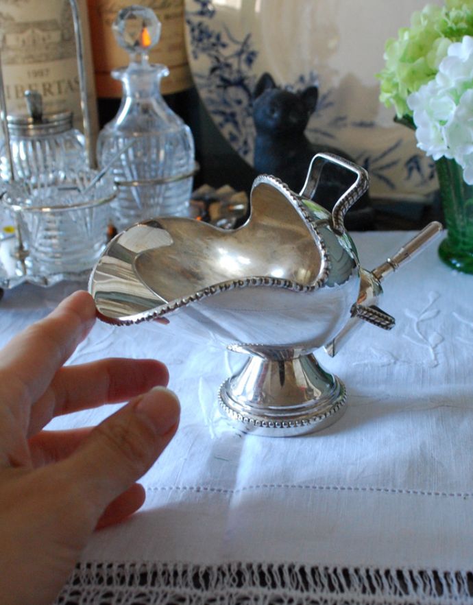 アンティーク シルバー製　アンティーク雑貨　英国の銀食器、お花の彫りが美しいアンティークシルバーのシュガースカットル＆スクープ（シュガーポットセット）。お家で優雅なアフタヌーンティーを味わえるアイテムです。(h-154-z)