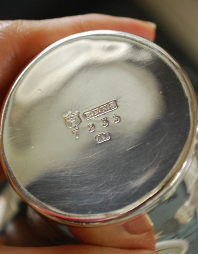 アンティーク シルバー製　アンティーク雑貨　英国で見つけた銀雑貨、スタンド付きのシュガーポット＆クリーマー（アンティークシルバー）。裏には調印があります。(h-155-z)