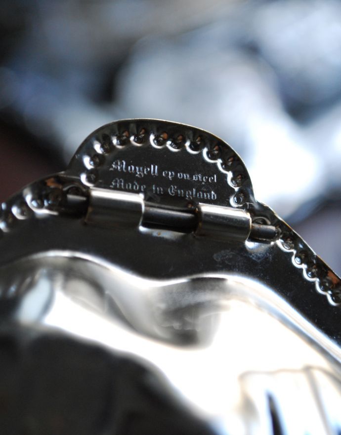 アンティーク シルバー製　アンティーク雑貨　英国の銀食器、シェルモチーフのアンティークシルバーバターディッシュ（バターケース）。調印が残っています。(h-158-z)