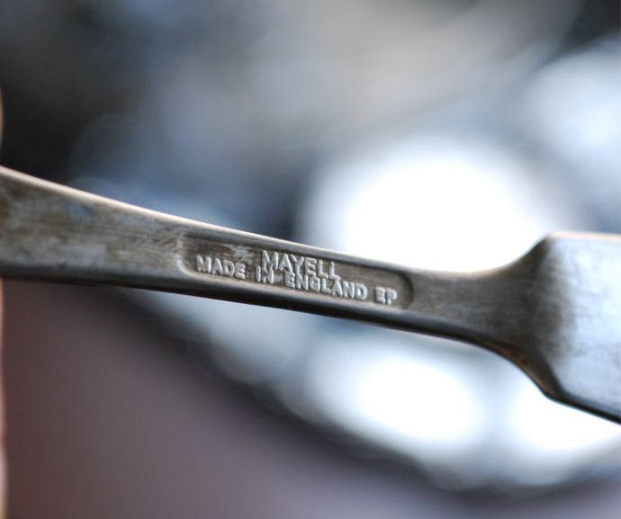 アンティーク シルバー製　アンティーク雑貨　英国の銀食器、シェルモチーフのアンティークシルバーバターディッシュ（バターケース）。ナイフにも調印が残っていました。(h-158-z)