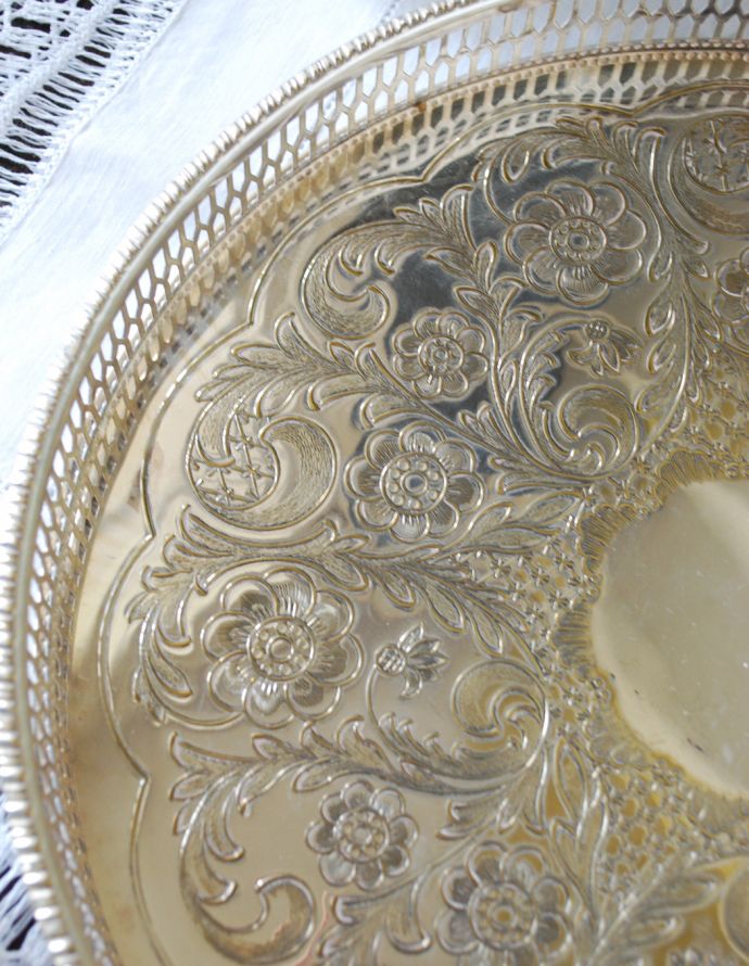 アンティーク シルバー製　アンティーク雑貨　英国の銀雑貨、シェフィールドのアンティークシルバーのサルヴァ（銀盆）。お花が優雅にデザインされています。(h-161-z)