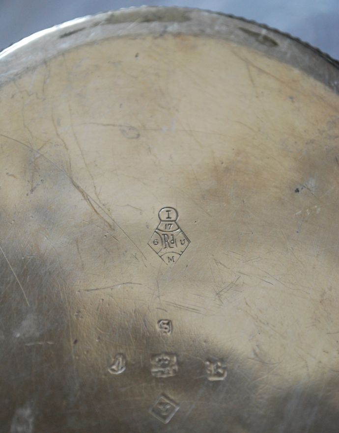 アンティーク シルバー製　アンティーク雑貨　英国で見つけた銀食器、アンティークシルバーの贅沢なティーセット。それぞれに同じ調印が残っています。(h-162-z)