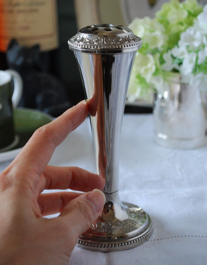 アンティーク シルバー製　アンティーク雑貨　英国の銀雑貨、葡萄の装飾が可愛い花のアンティークシルバーのフラワーベース（留め付き）。しっとりと美しいアンティークシルバーの花器です。(h-164-z)