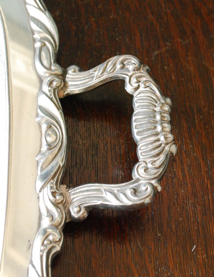 アンティーク シルバー製　アンティーク雑貨　英国の銀雑貨、ONEIDAのアンティークシルバー、長方形サルヴァ（銀盆）。持ち手にも優雅な彫刻が施されています。(h-166-z)