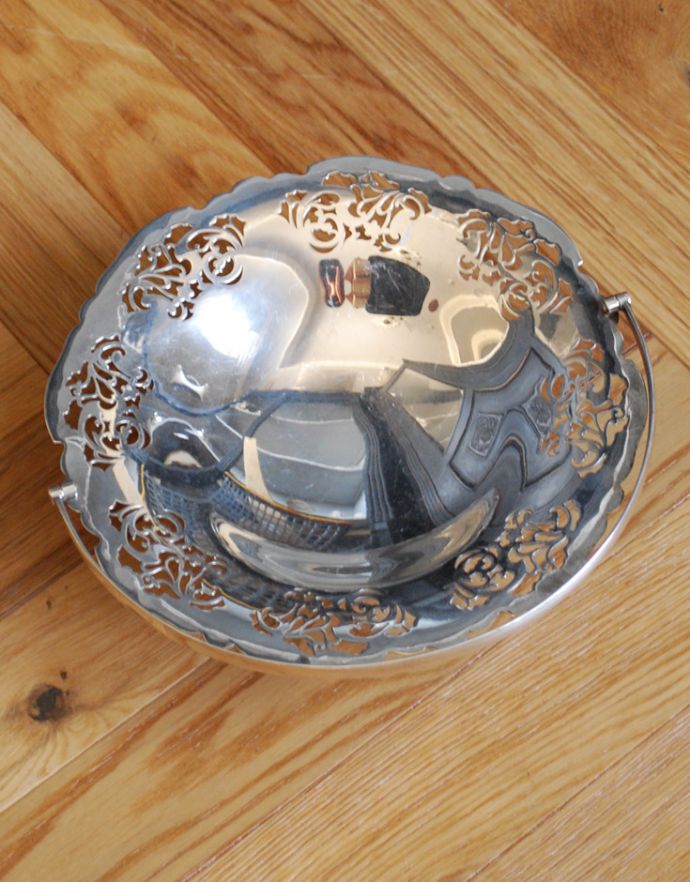アンティーク シルバー製　アンティーク雑貨　英国で出会った銀食器、透かし彫りが美しい持ち手付きのバスケット（アンティークシルバー）。テーブルコーディネートの主役になります。(h-168-z)