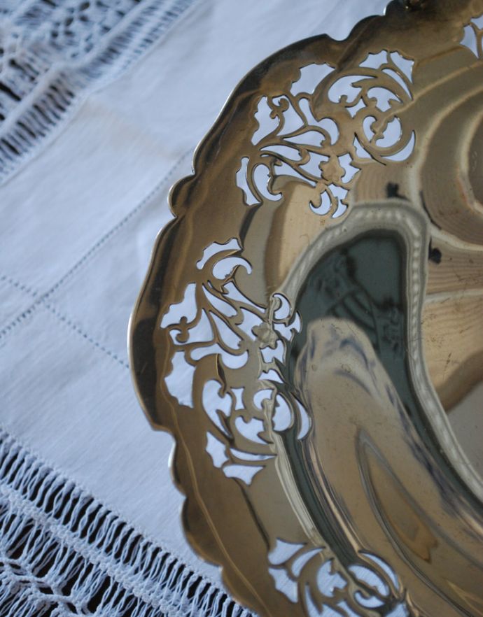 アンティーク シルバー製　アンティーク雑貨　英国で出会った銀食器、透かし彫りが美しい持ち手付きのバスケット（アンティークシルバー）。美しい透かし彫りです。(h-168-z)