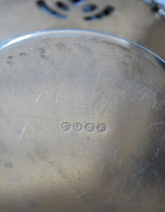 アンティーク シルバー製　アンティーク雑貨　英国の銀食器、アンティークシルバーのトレイ（プレート）。裏には刻印があります。(h-172-z)