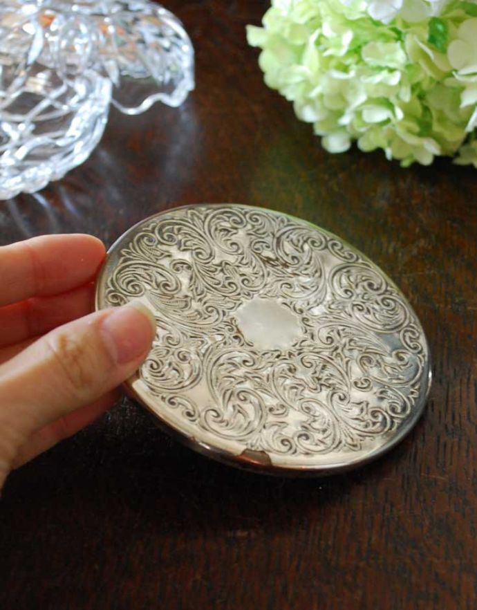 アンティーク シルバー製　アンティーク雑貨　英国の銀雑貨、装飾が美しいアンティークシルバーのコースター。置くだけでテーブルが華やかになります。(h-174-z)