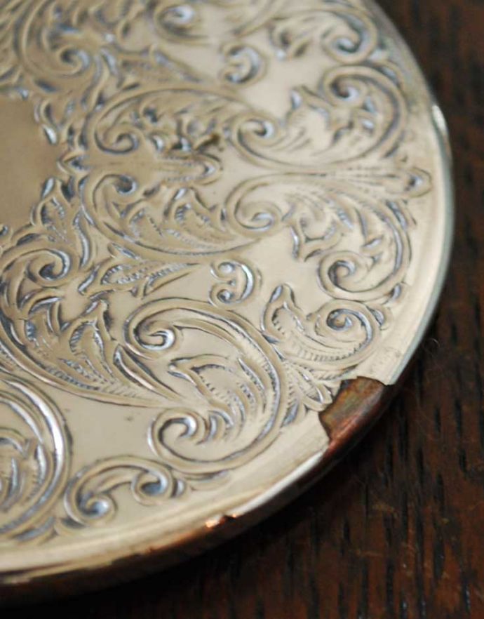 アンティーク シルバー製　アンティーク雑貨　英国の銀雑貨、装飾が美しいアンティークシルバーのコースター。プレスドグラスの花器の下に置いて合わせて使っても素敵ですね。(h-174-z)