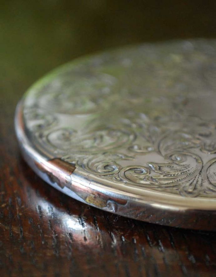 アンティーク シルバー製　アンティーク雑貨　英国の銀雑貨、装飾が美しいアンティークシルバーのコースター。アンティークなので多少のキズ・汚れがある場合があります。(h-174-z)