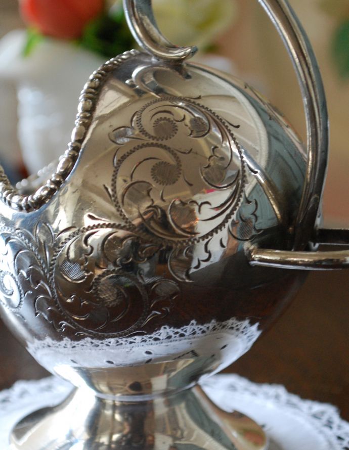 アンティーク シルバー製　アンティーク雑貨　英国の銀食器、アンティークシルバーのシュガーポット。お花が手彫りでデザインされています。(h-176-z)