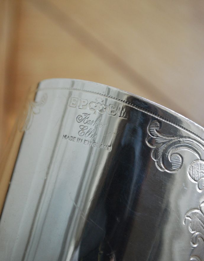 アンティーク シルバー製　アンティーク雑貨　英国の銀食器、お花の彫りが美しいアンティークシルバーのシュガースカットル＆スクープ（シュガーポットセット）。調印があります。(h-177-z)