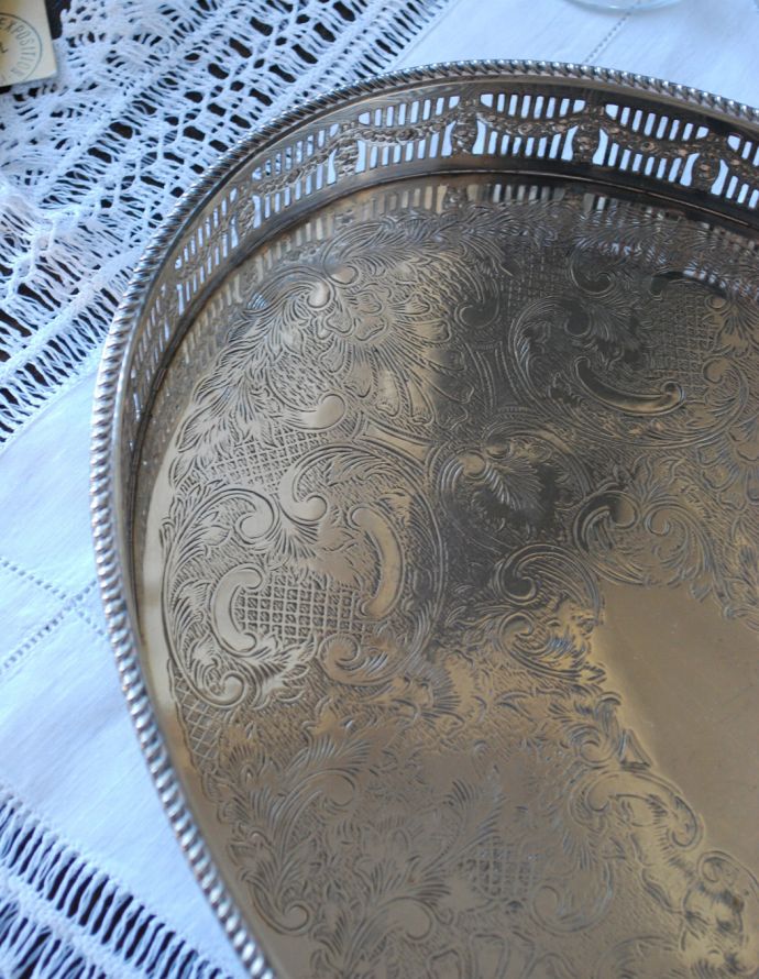 アンティーク シルバー製　アンティーク雑貨　英国の銀雑貨、シェフィールドプレートのサルヴァ（銀盆）（アンティークシルバー）。繊細で華やかな装飾です。(h-188-z)