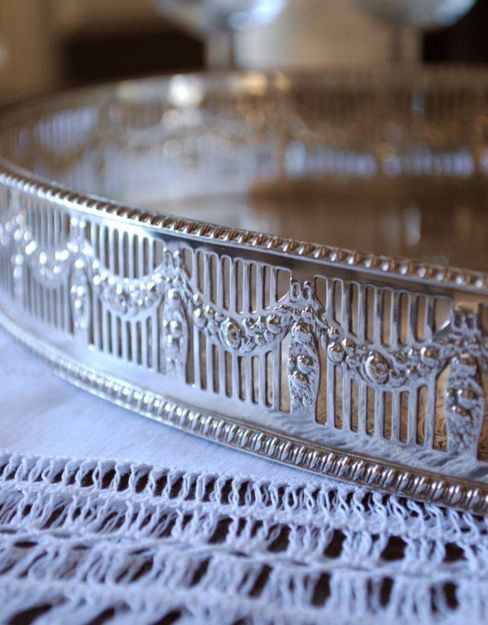アンティーク シルバー製　アンティーク雑貨　英国の銀雑貨、シェフィールドプレートのサルヴァ（銀盆）（アンティークシルバー）。美しい透かし彫りのデザインです。(h-188-z)