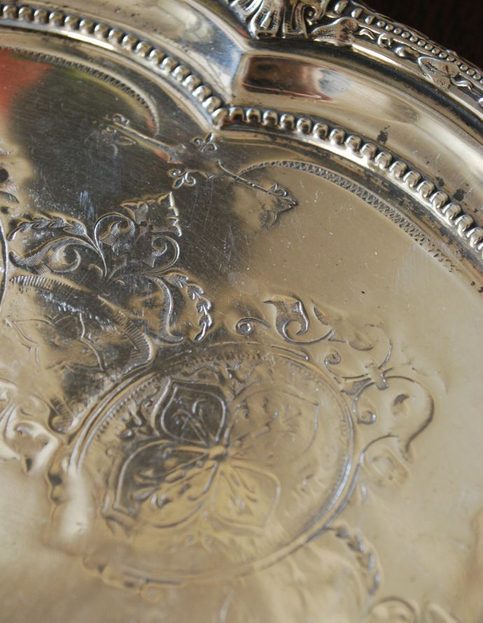 アンティーク シルバー製　アンティーク雑貨　英国の銀雑貨、アフタヌーンティーアイテムのサルヴァ（銀盆）（アンティークシルバー）。アンティークなので多少のキズ・汚れがある場合があります。(h-189-z)
