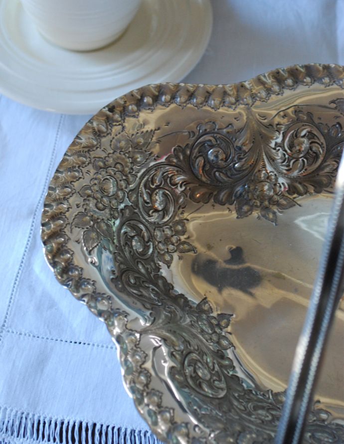 アンティーク シルバー製　アンティーク雑貨　英国で出会った銀食器、1890年代の持ち手付きのバスケット（アンティークシルバー）。アンティークなので多少のキズ・汚れがある場合があります。(h-190-z)