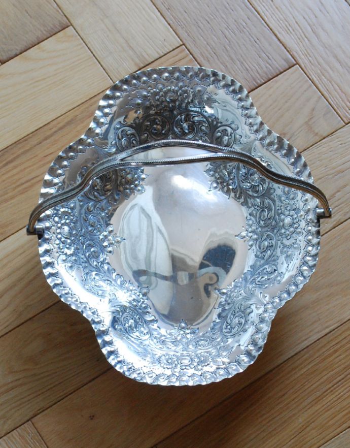 アンティーク シルバー製　アンティーク雑貨　英国で出会った銀食器、1890年代の持ち手付きのバスケット（アンティークシルバー）。テーブルコーディネートの主役になります。(h-190-z)
