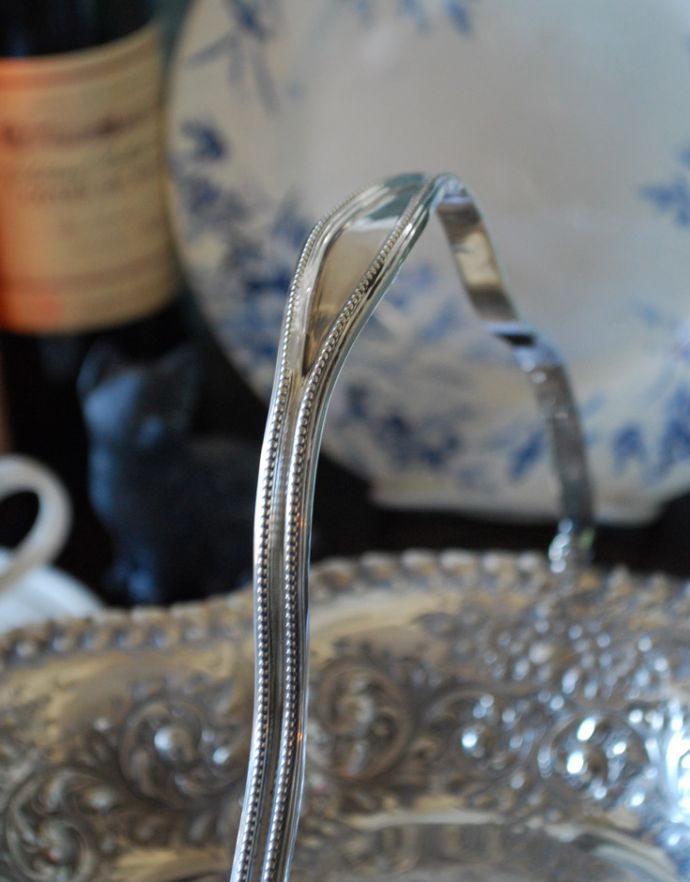 アンティーク シルバー製　アンティーク雑貨　英国で出会った銀食器、1890年代の持ち手付きのバスケット（アンティークシルバー）。持ち手の装飾まで美しいデザインです。(h-190-z)