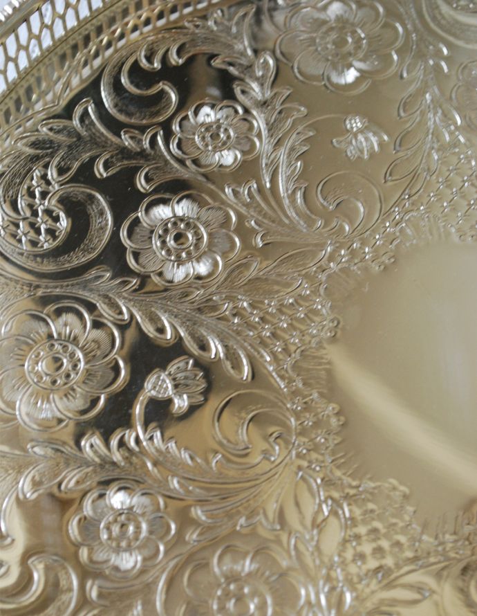 アンティーク シルバー製　アンティーク雑貨　英国の銀雑貨、シェフィールドプレートのサルヴァ（銀盆）（アンティークシルバー）。お花が優雅にデザインされています。(h-191-z)