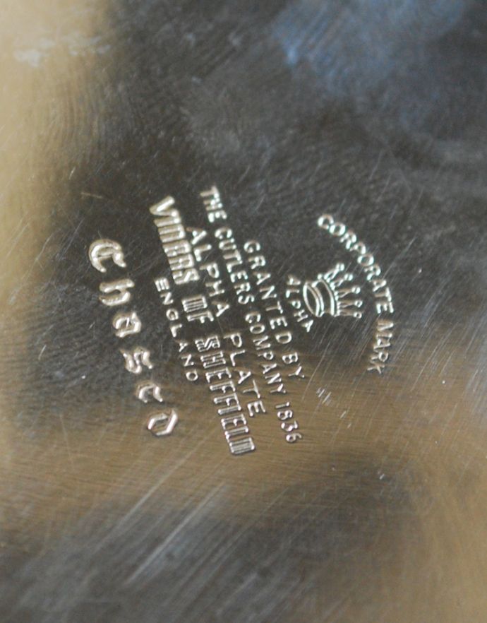アンティーク シルバー製　アンティーク雑貨　英国の銀雑貨、シェフィールドプレートのサルヴァ（銀盆）（アンティークシルバー）。裏には調印があります。(h-188-z)