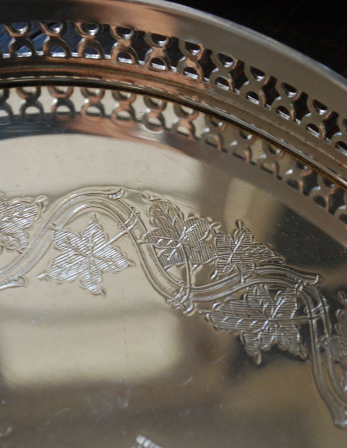 アンティーク シルバー製　アンティーク雑貨　英国の銀雑貨、持ち手付きのギャラリートレー（アンティークシルバー）。透かし彫りが美しいデザインです。(h-192-z)