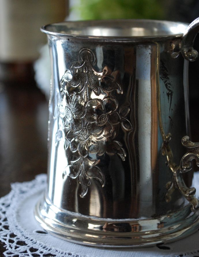 英国の銀雑貨、お花の装飾が美しいマグカップ（アンティークシルバー）