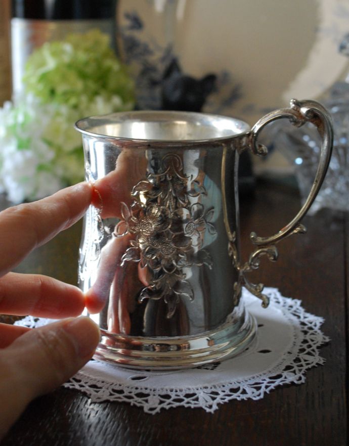 英国の銀雑貨、お花の装飾が美しいマグカップ（アンティークシルバー 