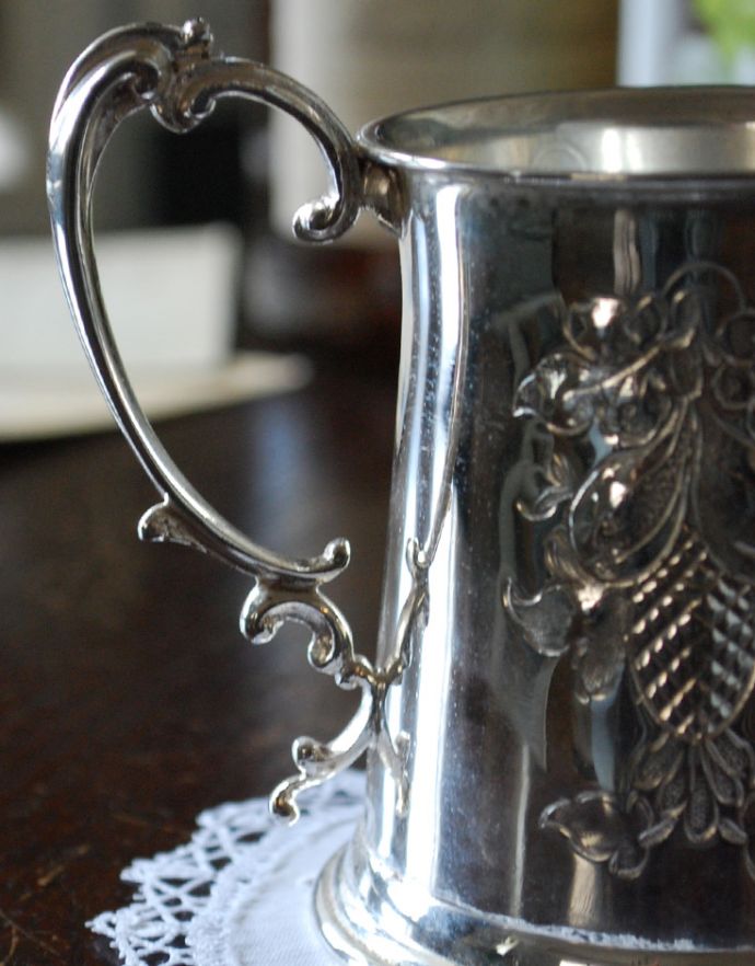 アンティーク シルバー製　アンティーク雑貨　英国の銀雑貨、お花の装飾が美しいマグカップ（アンティークシルバー）。持ち手のデザインもお洒落です。(h-194-z)