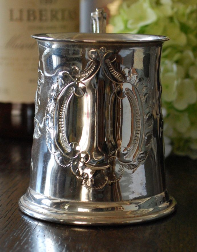 英国の銀雑貨、お花の装飾が美しいマグカップ（アンティークシルバー