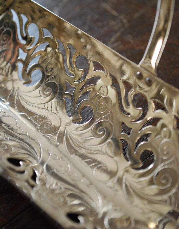 アンティーク シルバー製　アンティーク雑貨　英国の銀雑貨、クラシカルな装飾が美しいビスケットバスケット（アンティークシルバー）。装飾も美しいですね。(h-196-z)