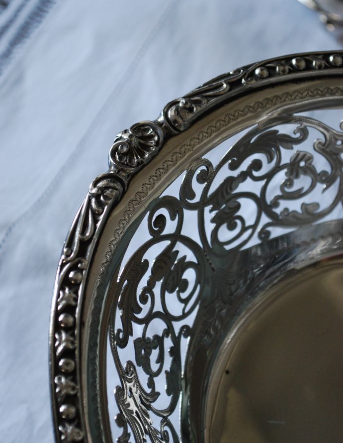 アンティーク シルバー製　アンティーク雑貨　英国で買い付けてきた銀食器、持ち手付きのバスケット（アンティークシルバー）。縁取りはこんなにもゴージャス！丁寧な装飾が綺麗に並んでいます。(h-197-z)