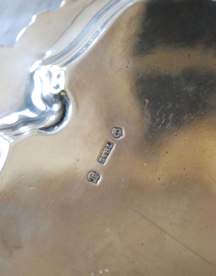 アンティーク シルバー製　アンティーク雑貨　英国で買い付けてきた銀雑貨、フローラルのアンティークシルバーのサルヴァ（銀盆）。調印が付いています。(h-198-z)