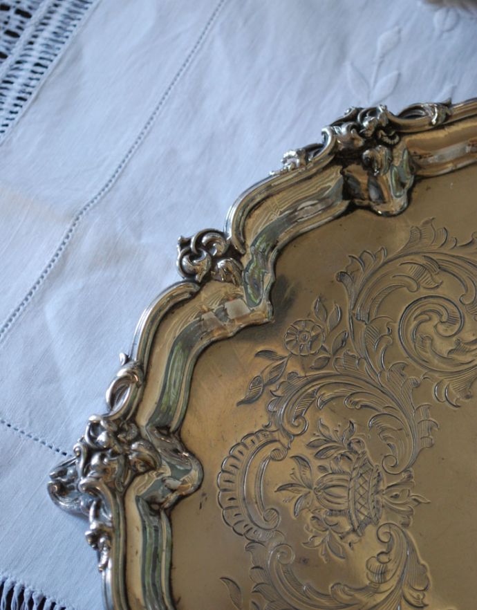 アンティーク シルバー製　アンティーク雑貨　英国で買い付けてきた銀雑貨、フローラルのアンティークシルバーのサルヴァ（銀盆）。優雅な装飾です。(h-198-z)