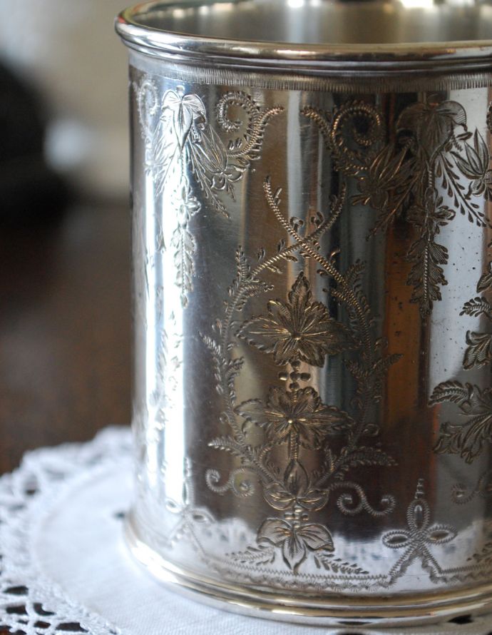 アンティーク シルバー製　アンティーク雑貨　英国の銀雑貨、装飾が美しいマグカップ（アンティークシルバー）。繊細な彫りが美しいデザインです。(h-199-z)