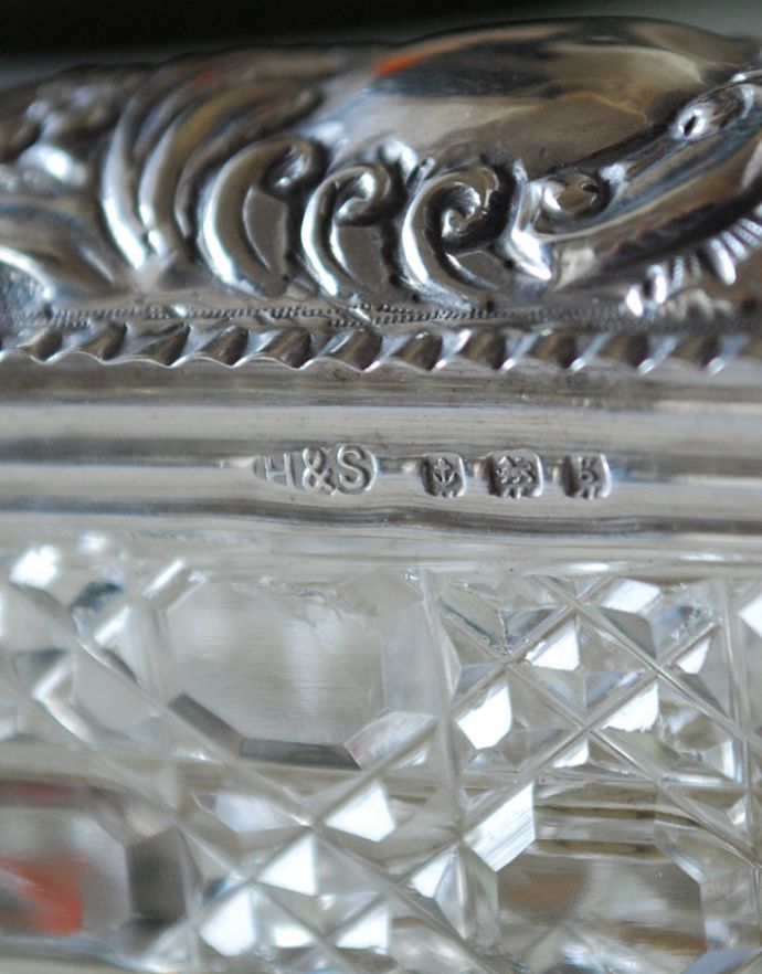 アンティーク シルバー製　アンティーク雑貨　英国の銀雑貨、高級感たっぷり！シルバー×ガラスのアンティーク小物入れ。調印が残っています。(h-200-z)