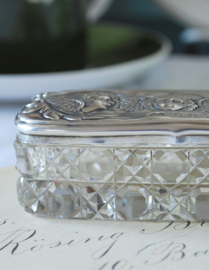 アンティーク シルバー製　アンティーク雑貨　1900年代の英国の銀雑貨、高級感たっぷり！シルバー×ガラスの小物入れ。アンティークなので多少のキズ・汚れがある場合があります。(h-201-z)