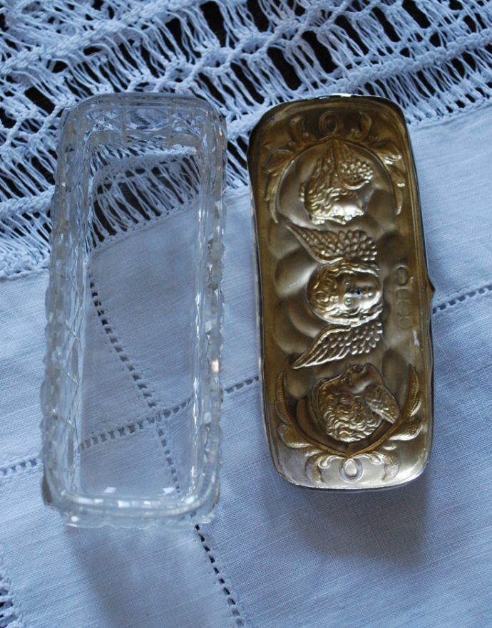 アンティーク シルバー製　アンティーク雑貨　1900年代の英国の銀雑貨、高級感たっぷり！シルバー×ガラスの小物入れ。中はこんな感じです。(h-201-z)