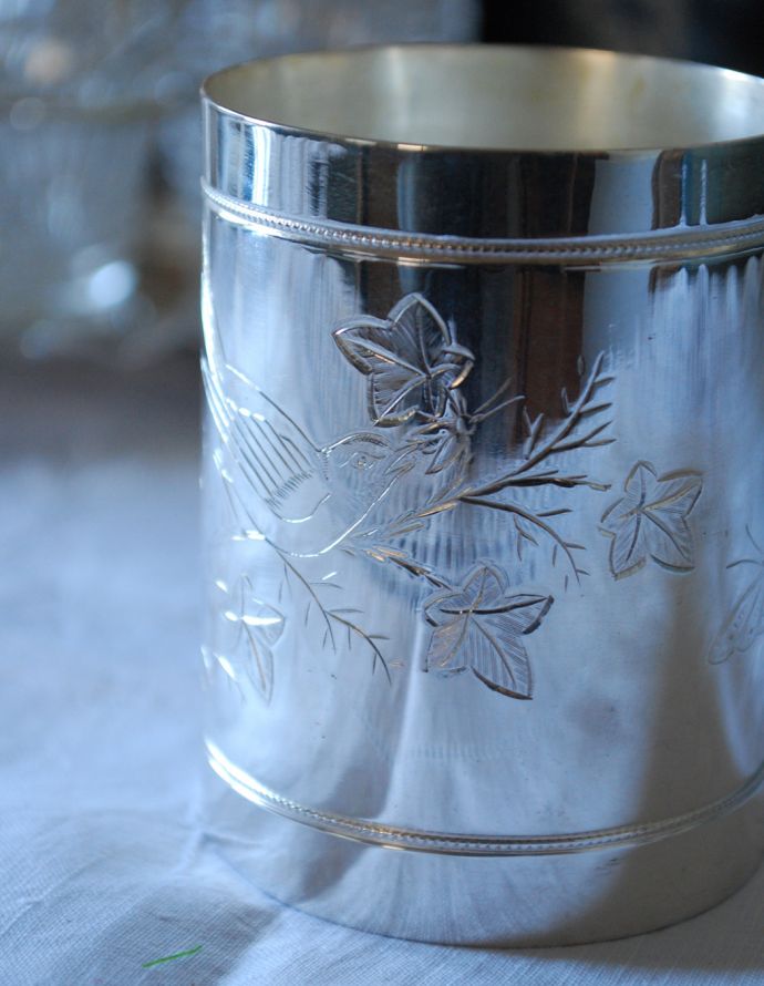 アンティーク 真鍮の雑貨　アンティーク雑貨　英国の銀雑貨、リーフがデザインされたマグカップ（アンティークシルバー）。アンティークなので多少のキズ・汚れがある場合があります。(h-202-z)