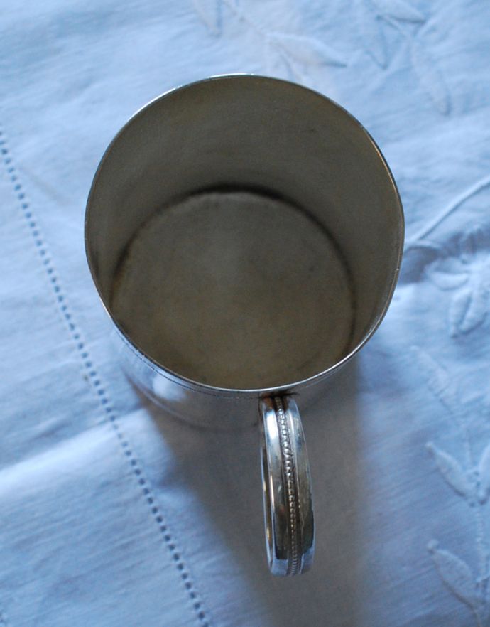 アンティーク 真鍮の雑貨　アンティーク雑貨　英国の銀雑貨、リーフがデザインされたマグカップ（アンティークシルバー）。フラワーベースにもオススメです。(h-202-z)