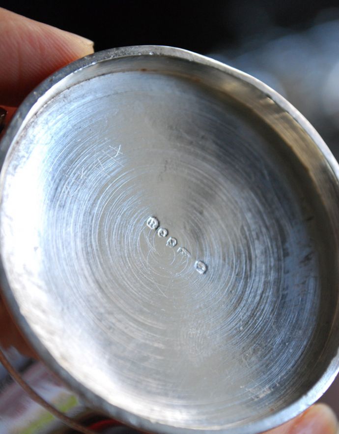 アンティーク 真鍮の雑貨　アンティーク雑貨　英国の銀雑貨、リーフがデザインされたマグカップ（アンティークシルバー）。調印が残っています。(h-202-z)
