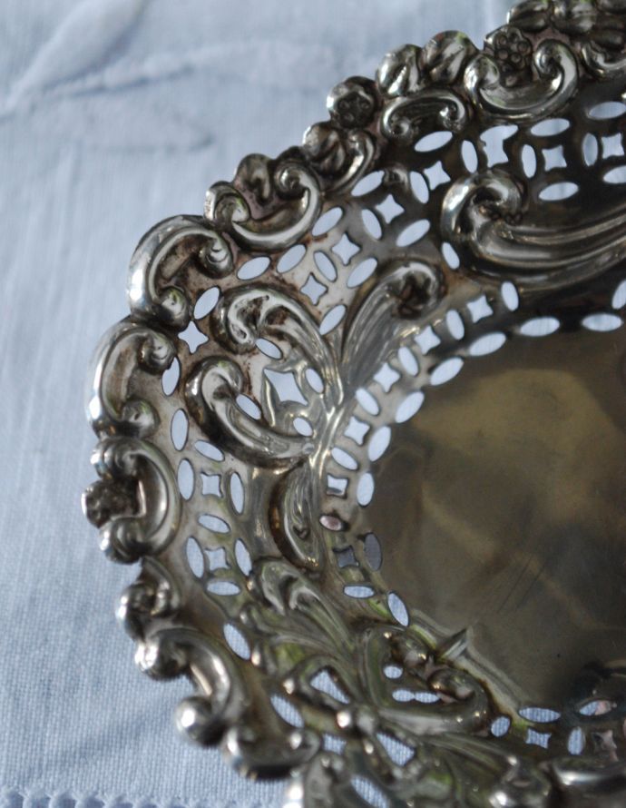 アンティーク シルバー製　アンティーク雑貨　英国で買い付けてきた銀雑貨、美しい透かし彫りの純銀のシルバートレイ。大切に受け継がれる本物の輝き細かい細工が施された英国を代表するアンティーク、シルバー製品。(h-205-z)